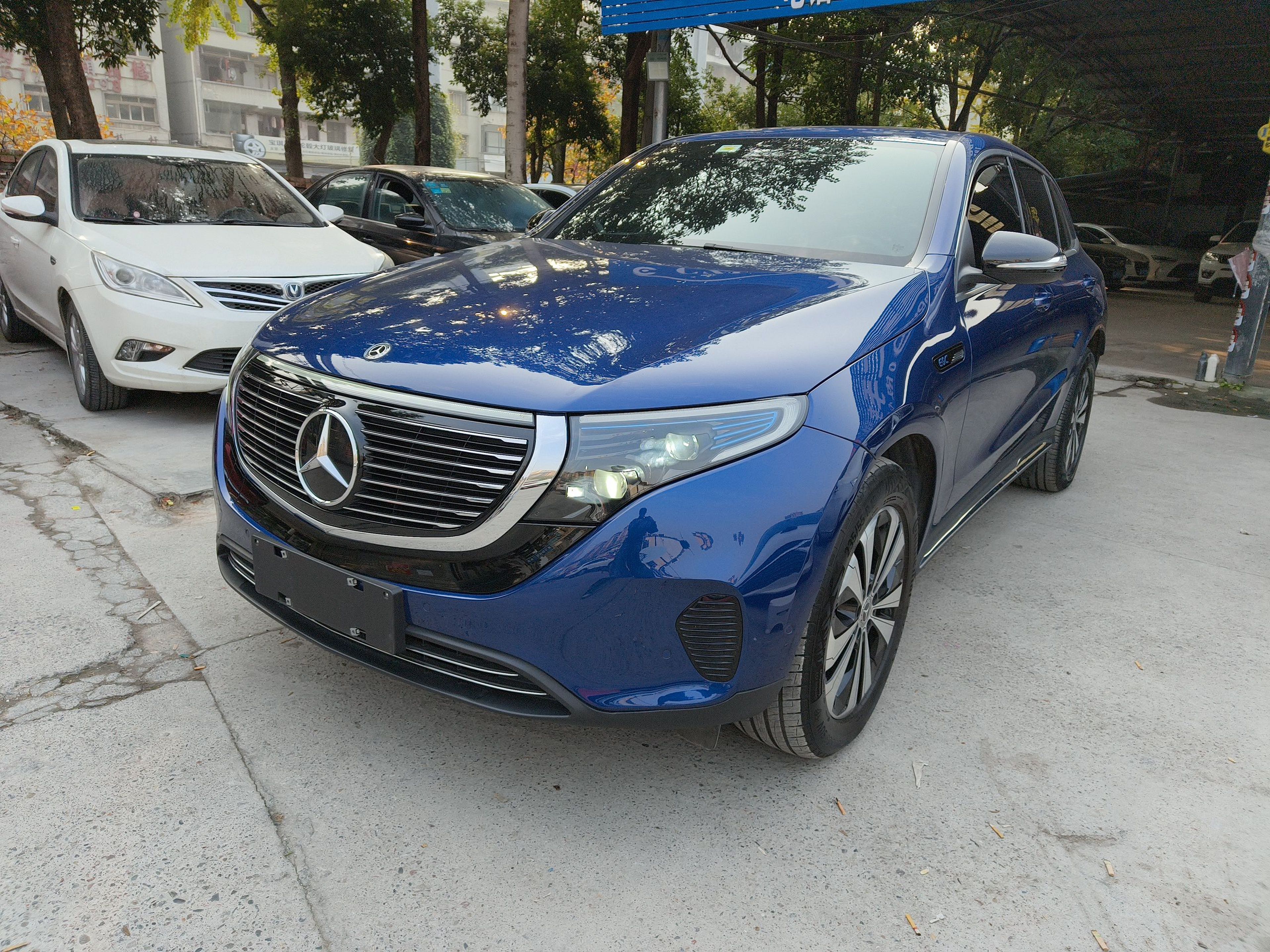 Под передней частью автомобиля