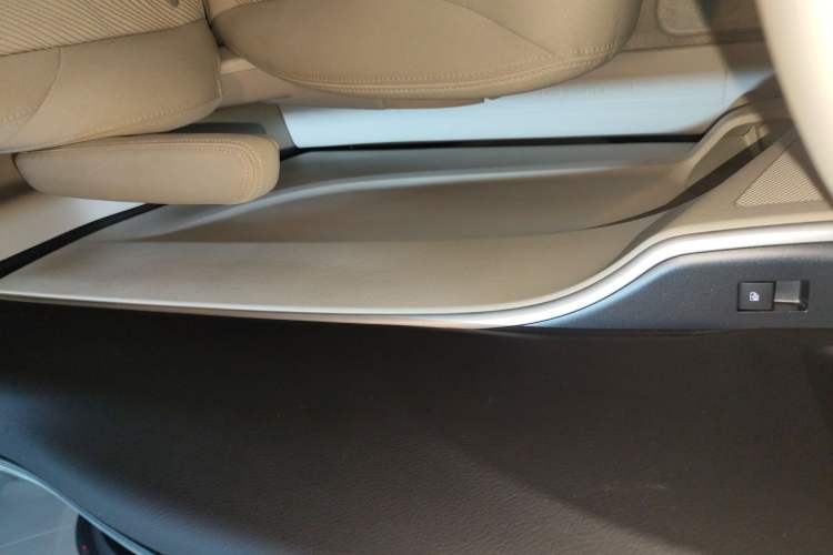 Used Buick GL8 2023 Land Executive Class Comfort Model
