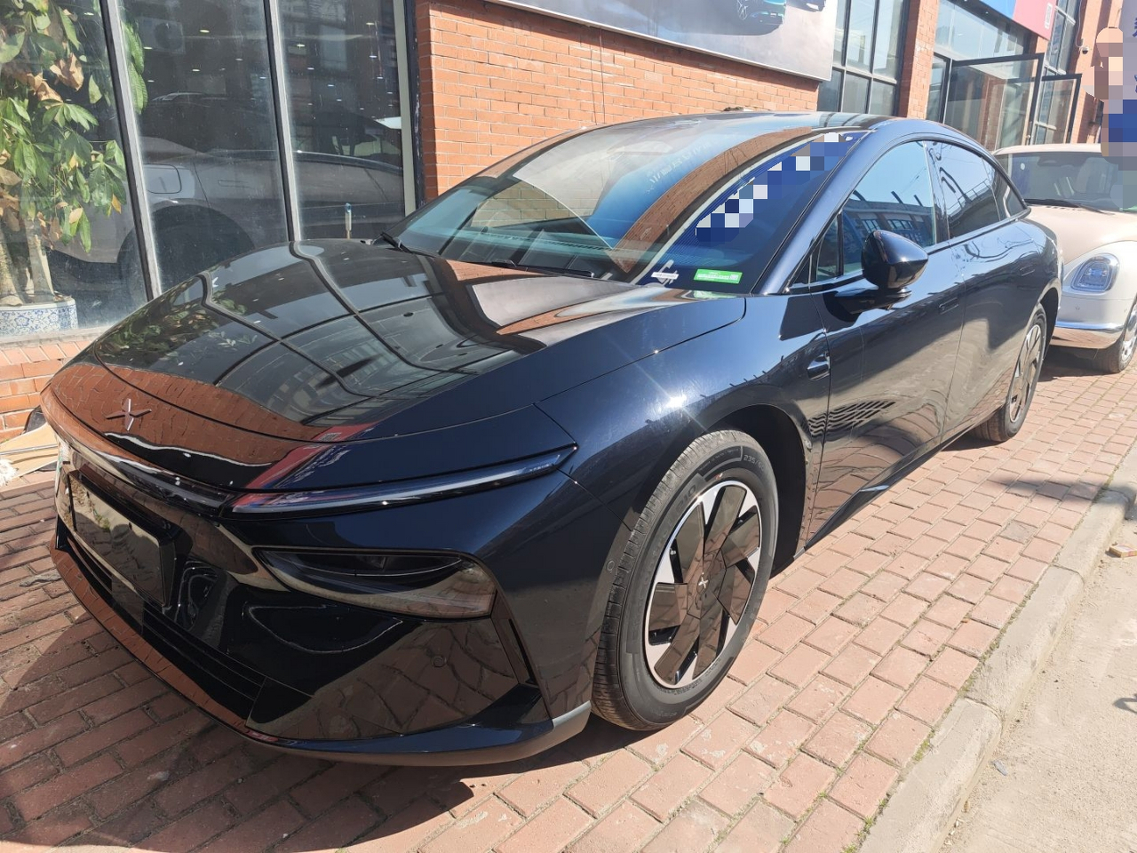 Под передней частью автомобиля