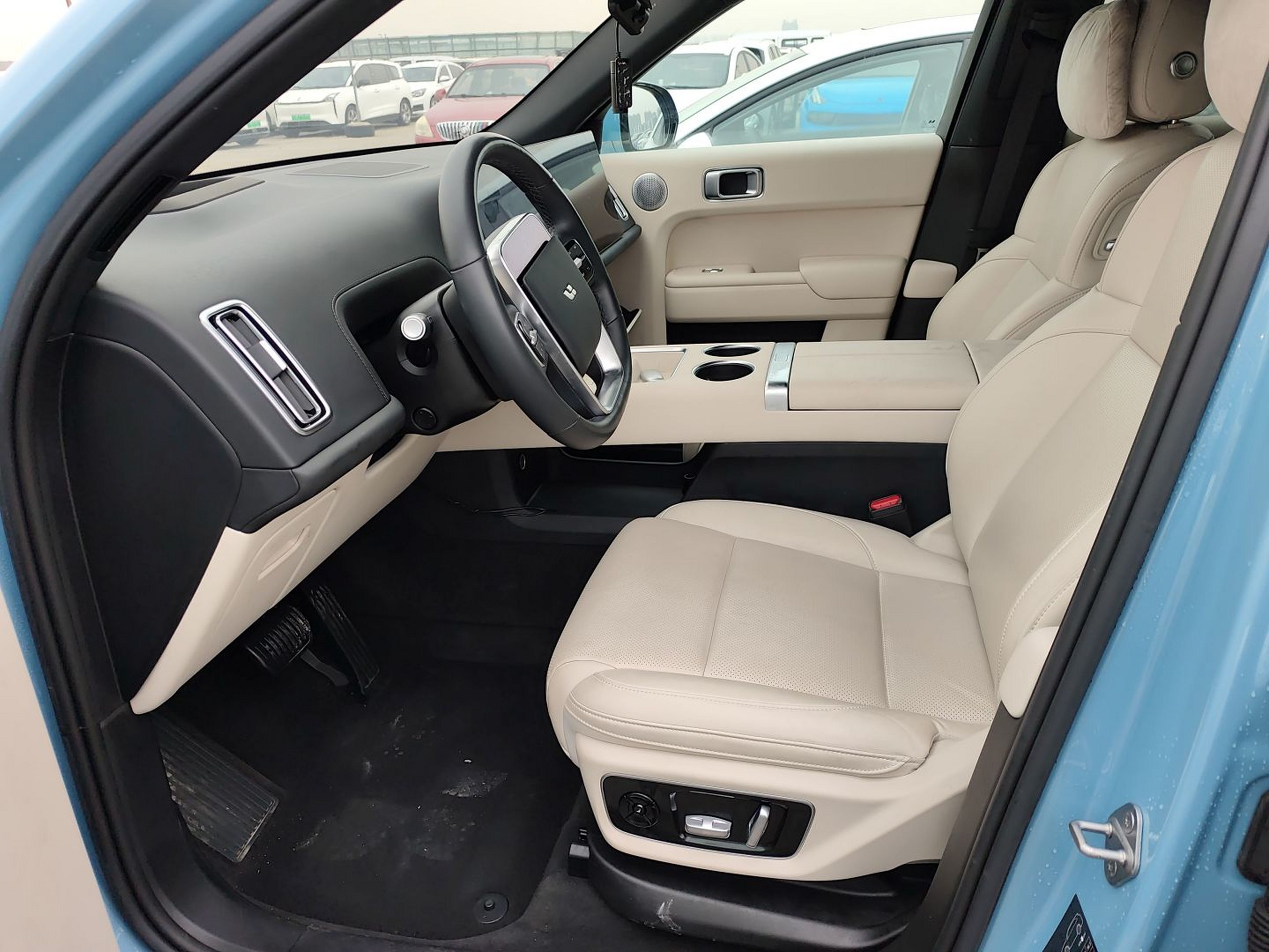 المقاعد الأمامية داخل السيارة