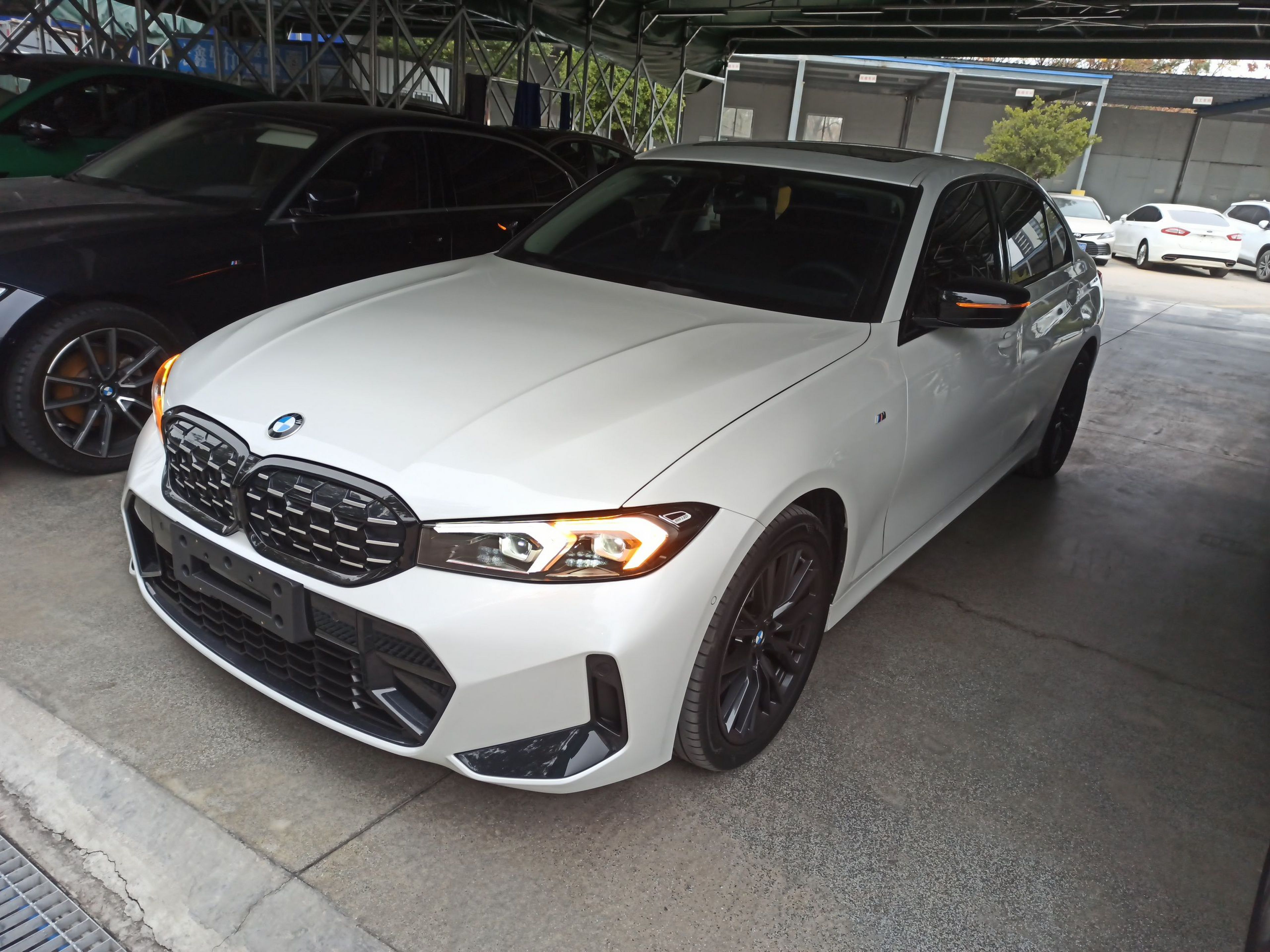 تحت مقدمة السيارة