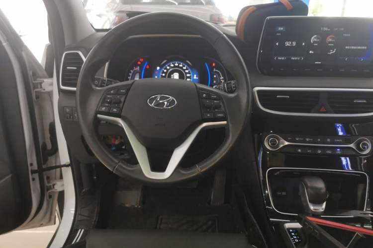 Used Hyundai Tucson 2019 280TGDi Dual-Clutch Two-Wheel Drive Fashion Edition China VI Standard
