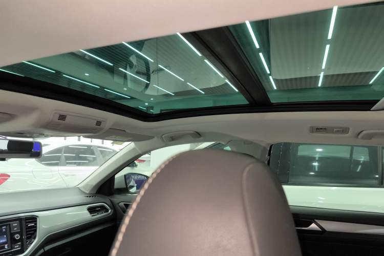 Used Volkswagen T-ROC 2019 230TSI DSG Two-Wheel-Drive Advanced Version China VI Standard
