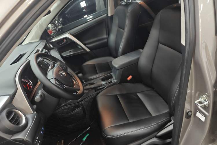 Used Toyota RAV4 2019 2.0L CVT Two-Wheel Drive Fashion X Limited Edition China VI Standard
