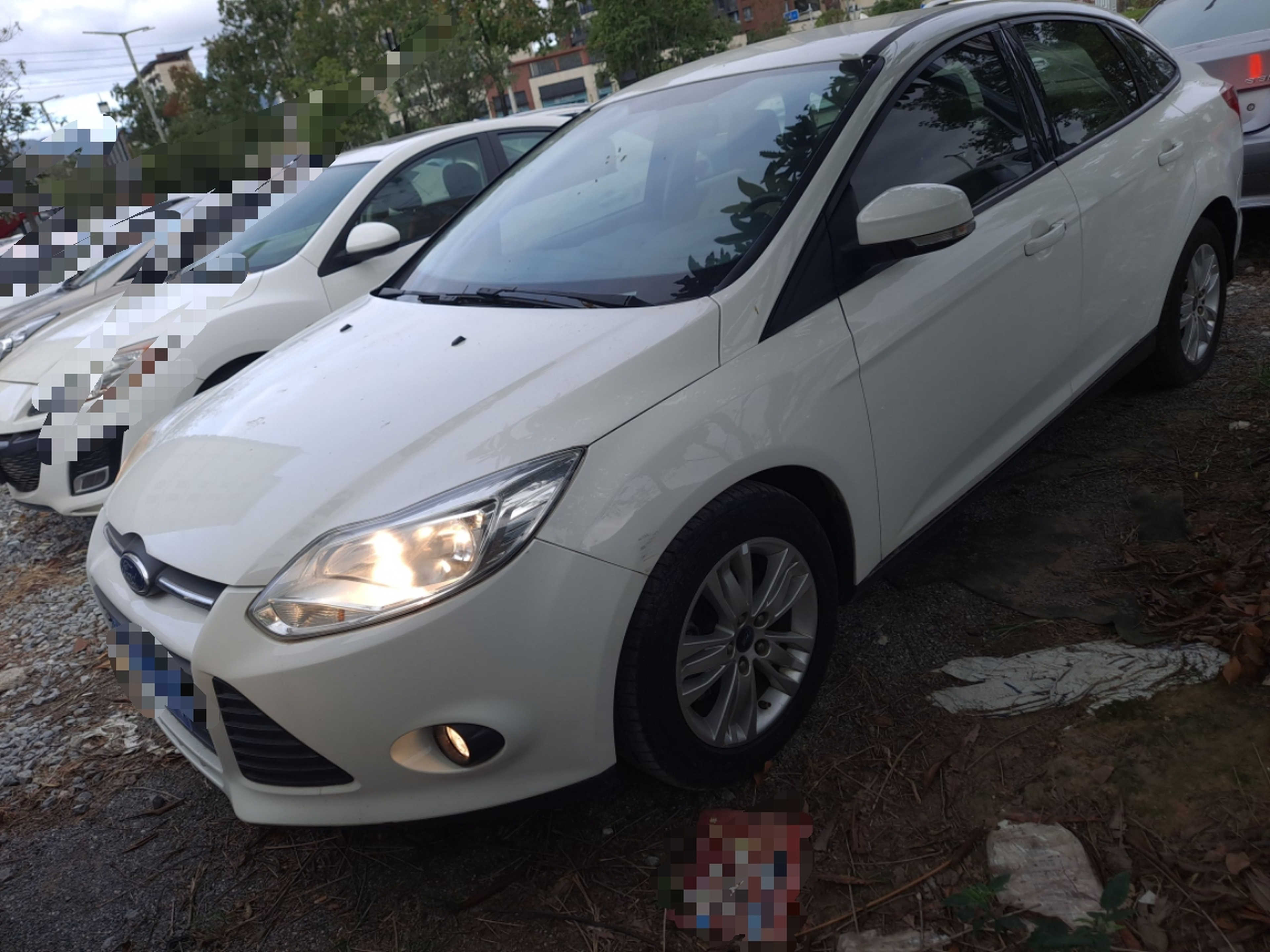 تحت مقدمة السيارة