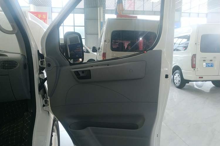 Used SAIC MAXUS Xintu V80 2019 2.5T Classic Model 6-Speed Manual – Aoyuntong Modified Version Short Wheelbase Ultra-Low Roof 5/6 Seats
