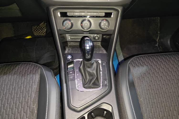 Used Volkswagen Tiguan L 2019 330TSI Automatic Two-Wheel Drive Luxury Edition China V Standard
