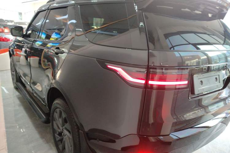 Used Land Rover Discovery 2023 Revised Version 360 PS R-Dynamic S
