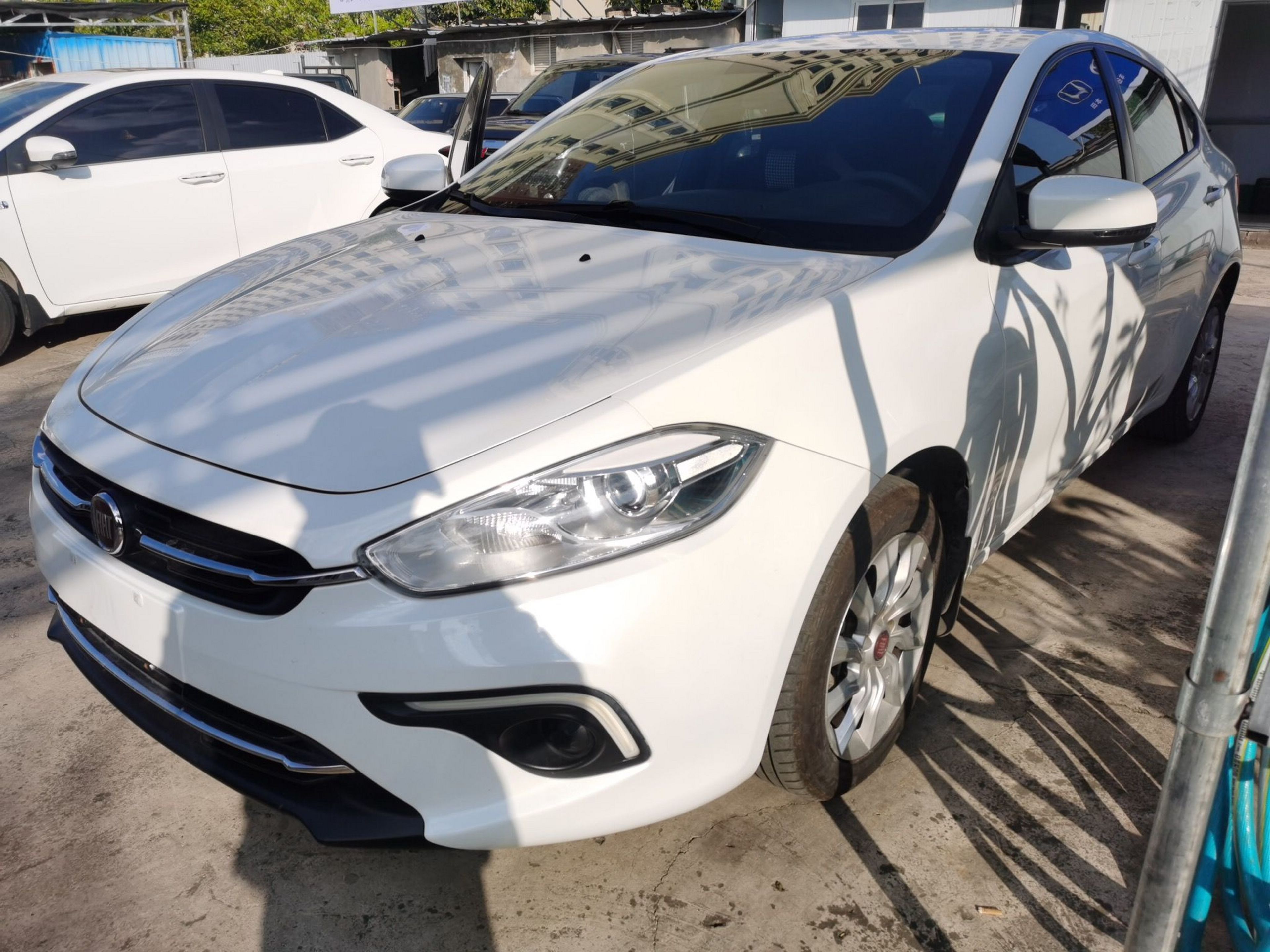 تحت مقدمة السيارة