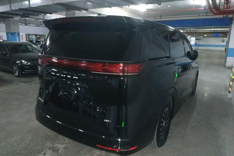 Used Denza D9 2022 DM-i 1040 Prestige Model