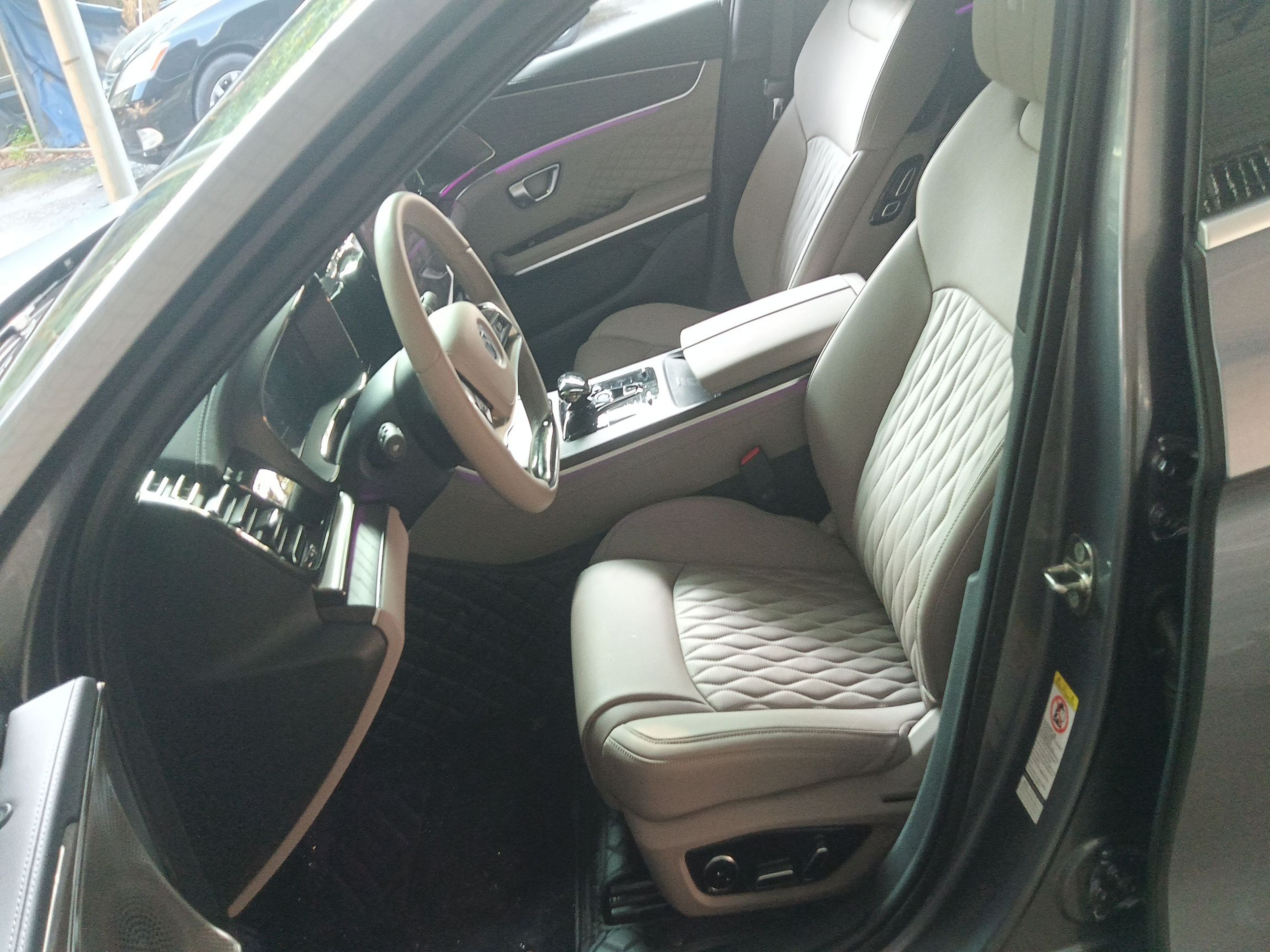 المقاعد الأمامية داخل السيارة