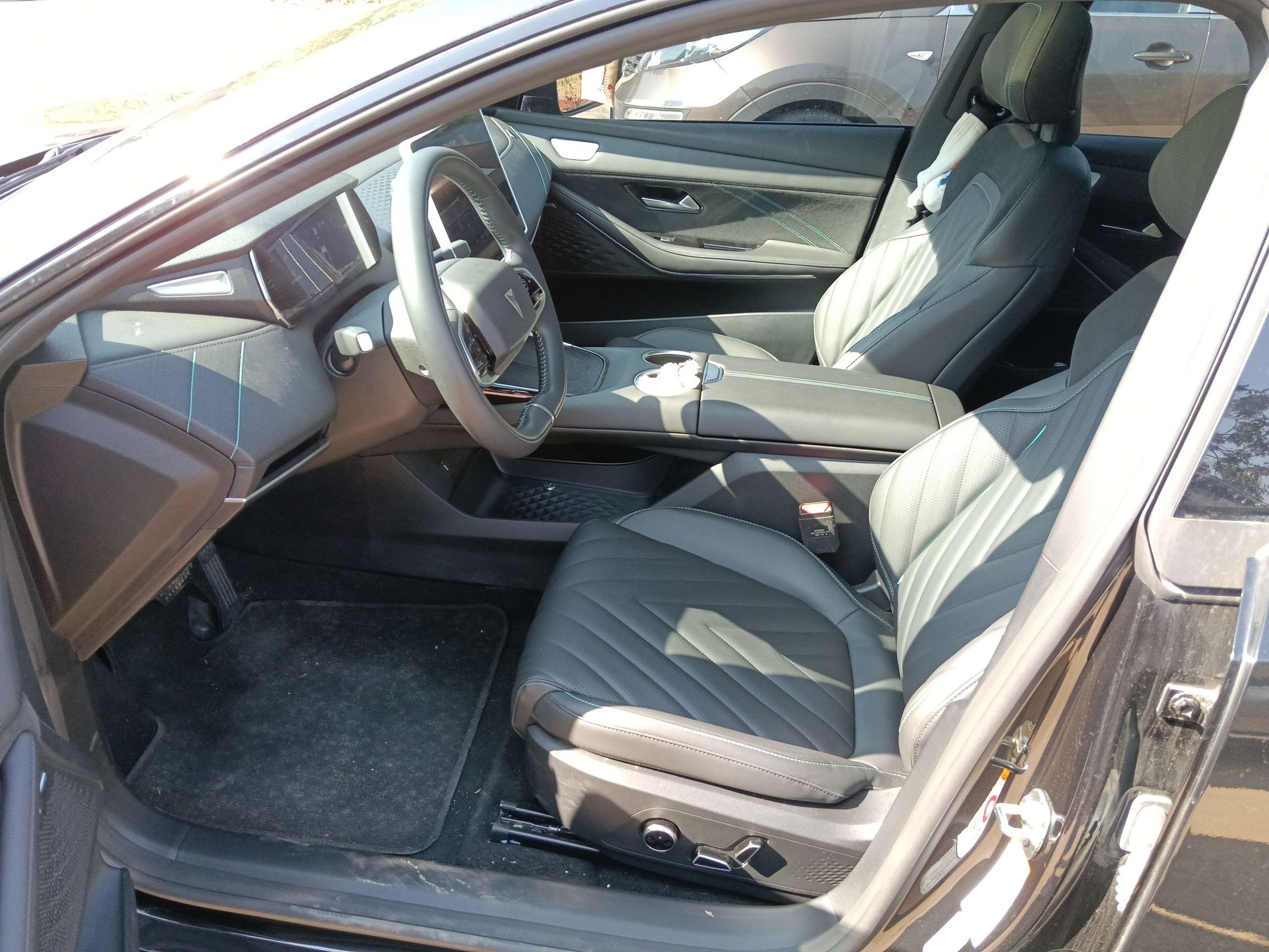 Переднее сиденье в автомобиле