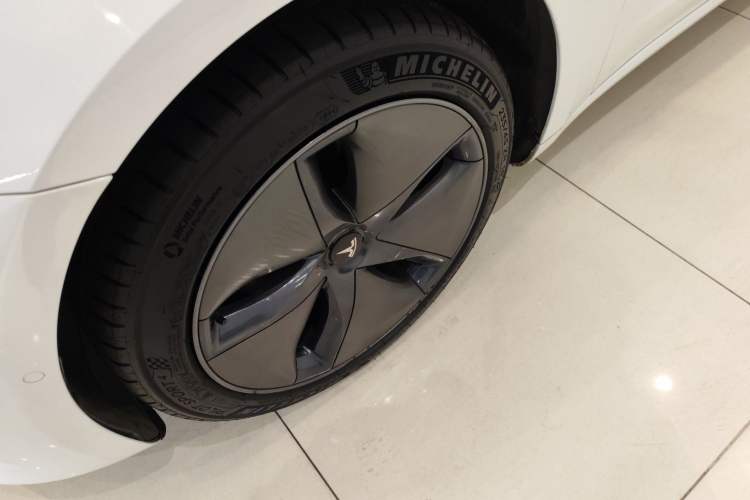 Used Tesla Model 3 2019 Long-Range All-Wheel-Drive Version
