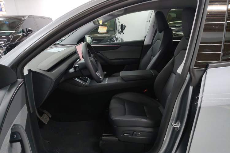 Used Tesla Model Y 2025 Rear-Wheel-Drive Version
