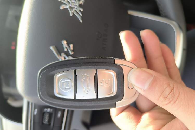 Used Hongqi E-QM5 2023 Base Travel Edition
