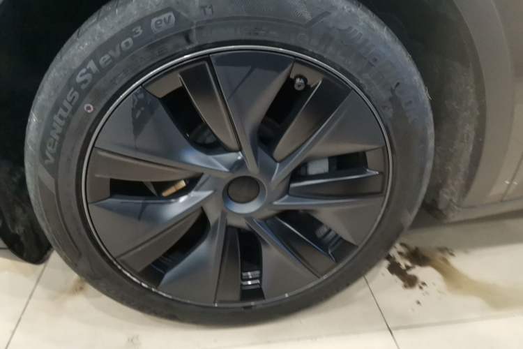 Used Tesla Model Y 2023 Long-Range All-Wheel-Drive Version