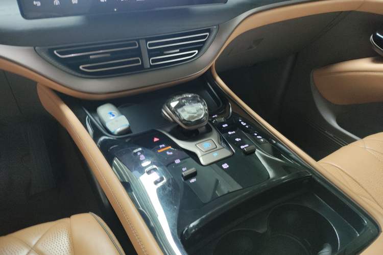 Used Denza D9 2022 DM-i 970 Four-Wheel Drive Prestige Model
