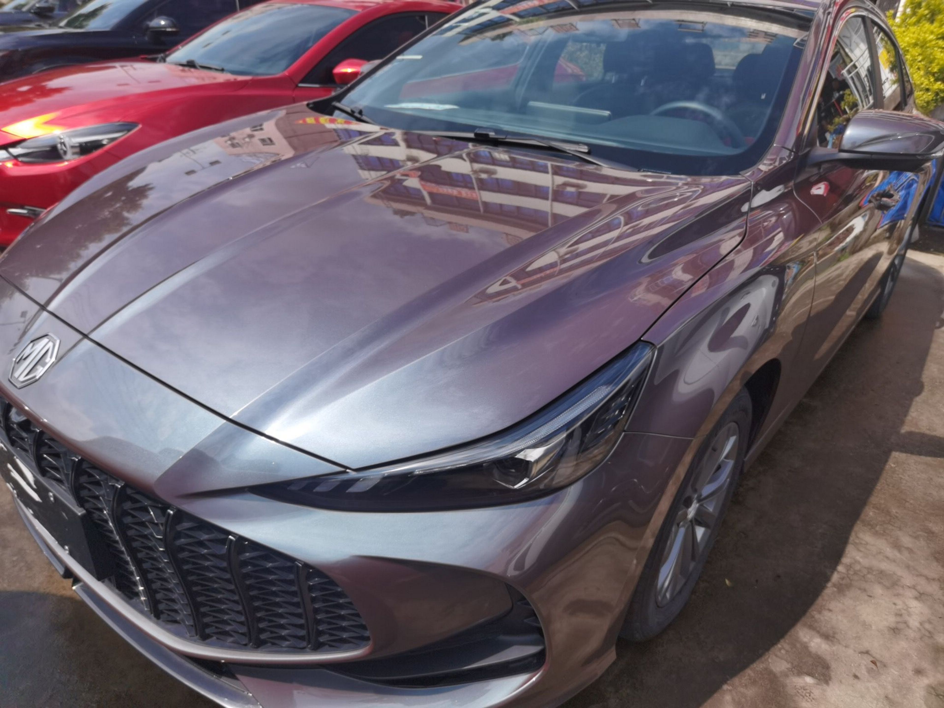 Под передней частью автомобиля