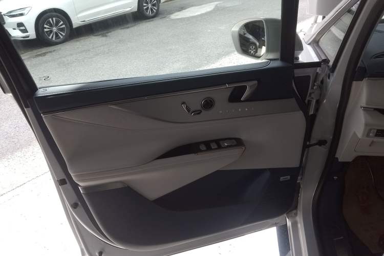 Used Buick GL8 New Energy 2024 Lu Zun Luxury Edition 7-Seater
