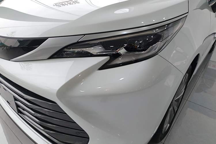 Used Toyota Sienna 2023 2.5L Hybrid Deluxe Edition
