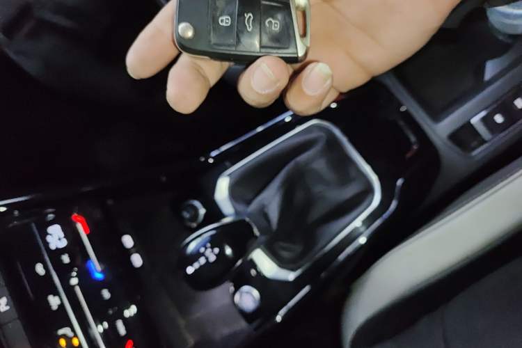 Used Volkswagen T-ROC 2023 300TSI DSG Two-Wheel-Drive Chen Guang Edition
