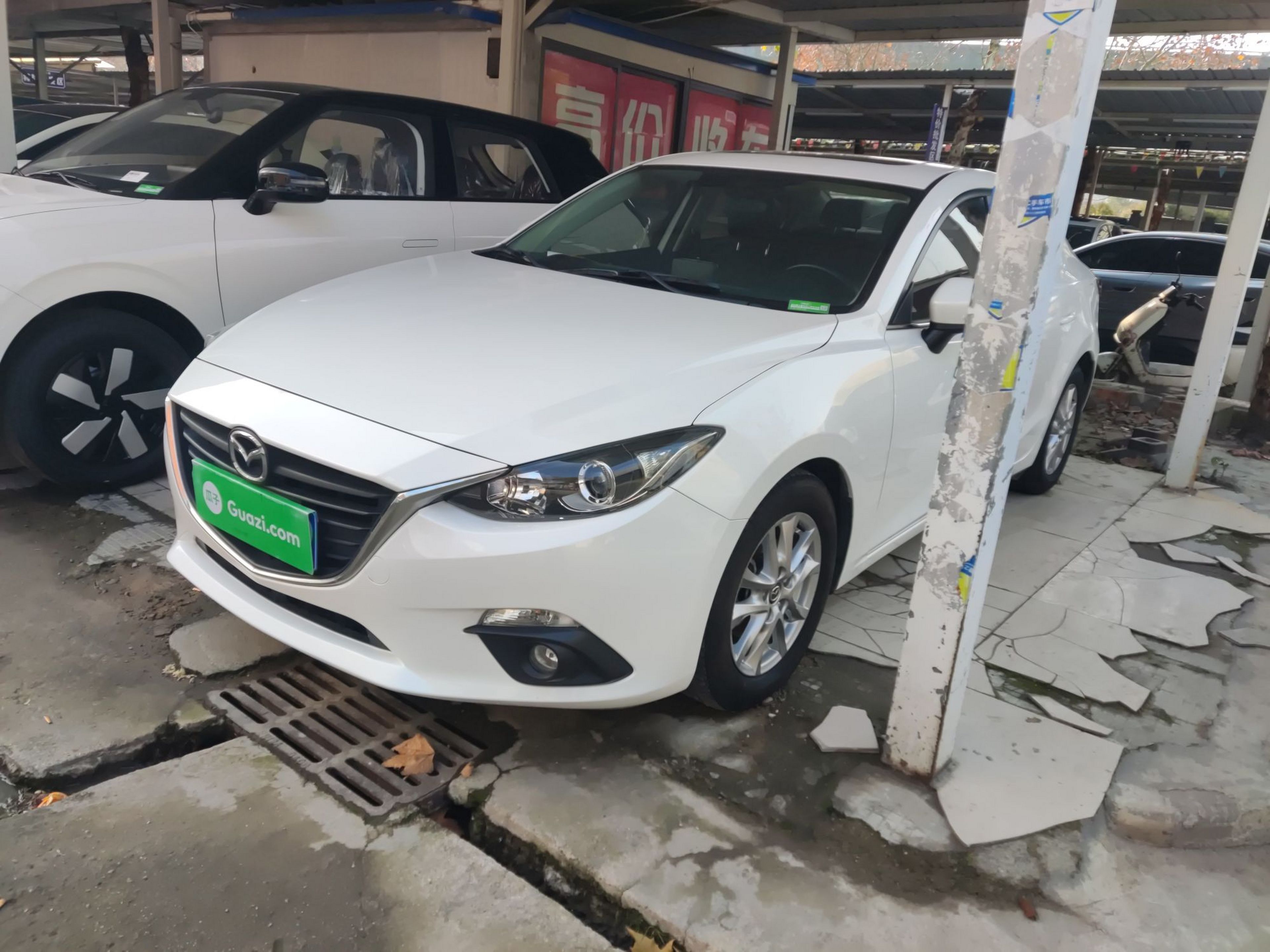 Под передней частью автомобиля