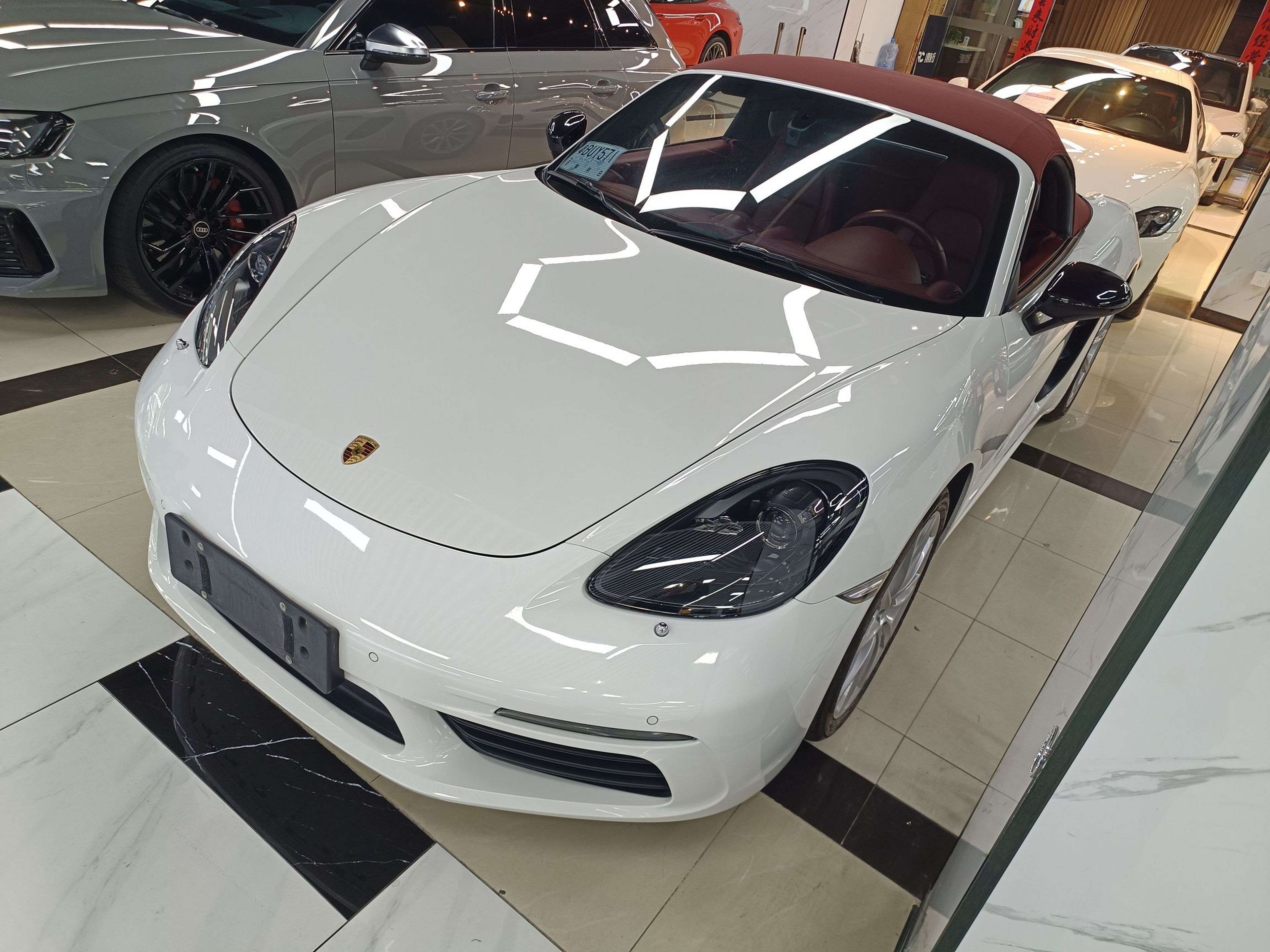 تحت مقدمة السيارة