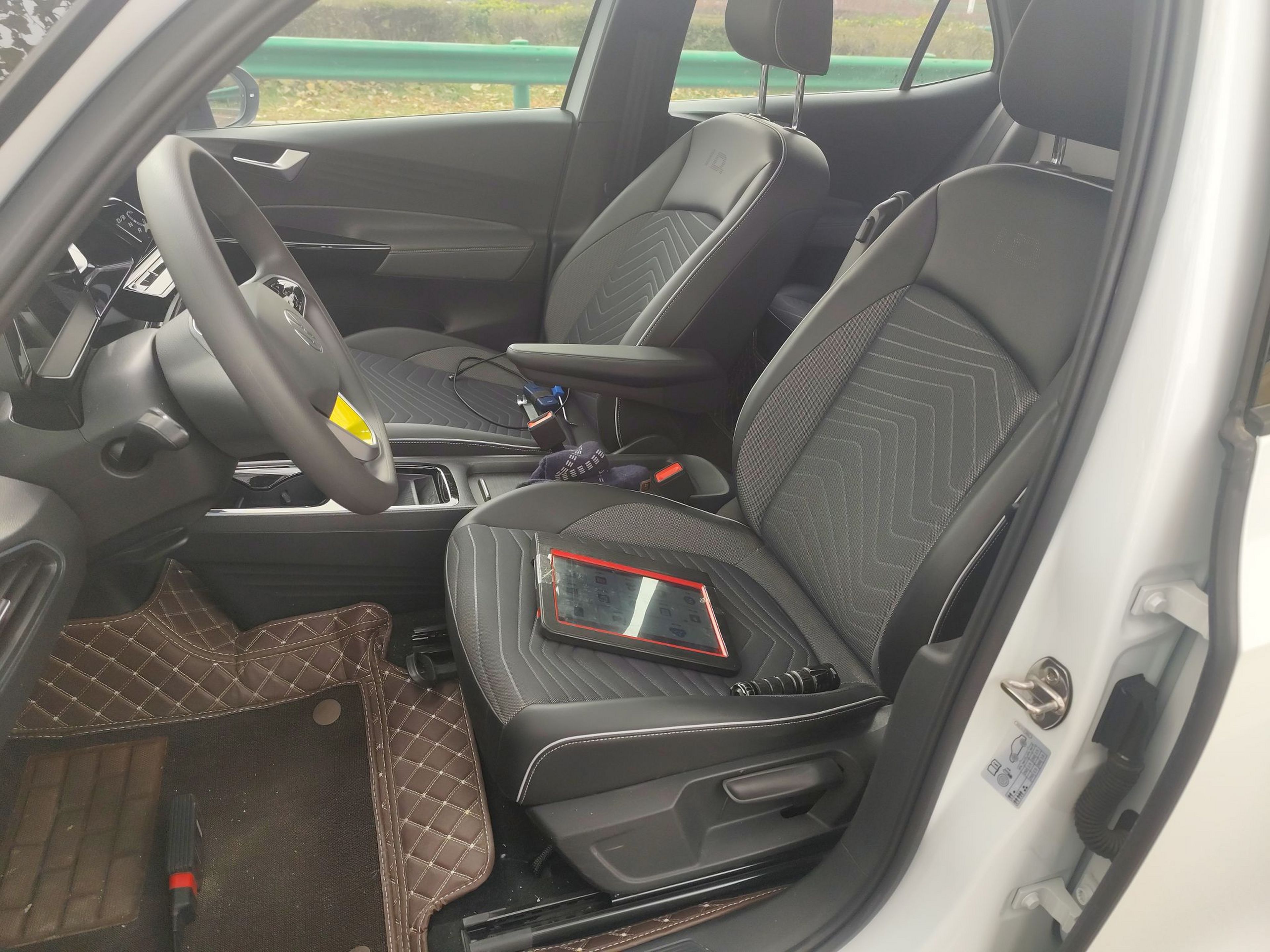 المقاعد الأمامية داخل السيارة