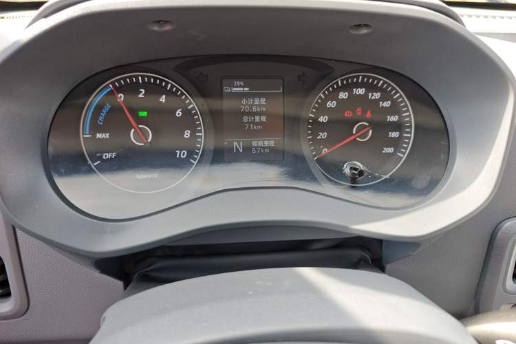 Used Wuling Yangguang 2024 300KM Comfort Version Passenger Van 75kW