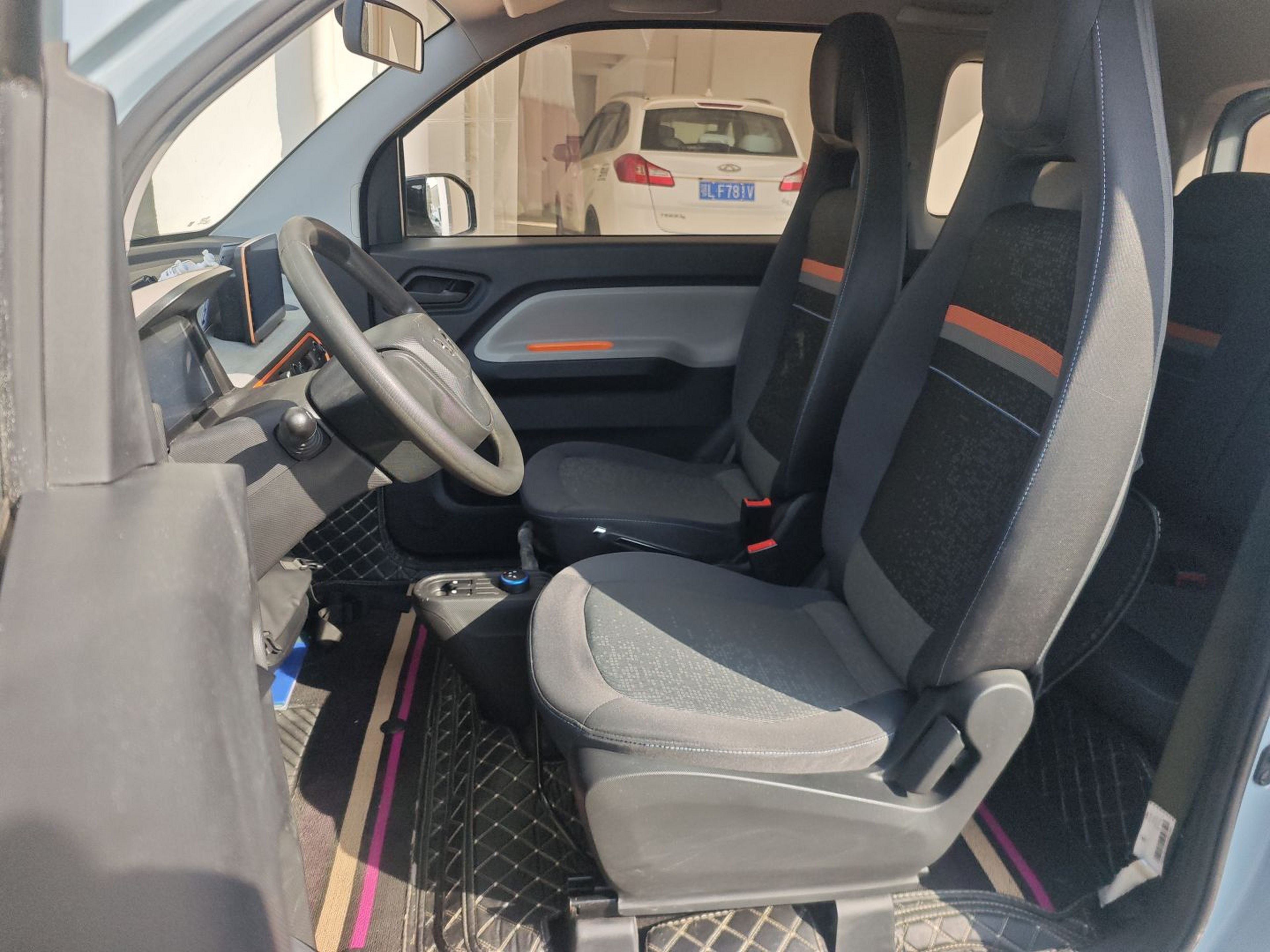 المقاعد الأمامية داخل السيارة