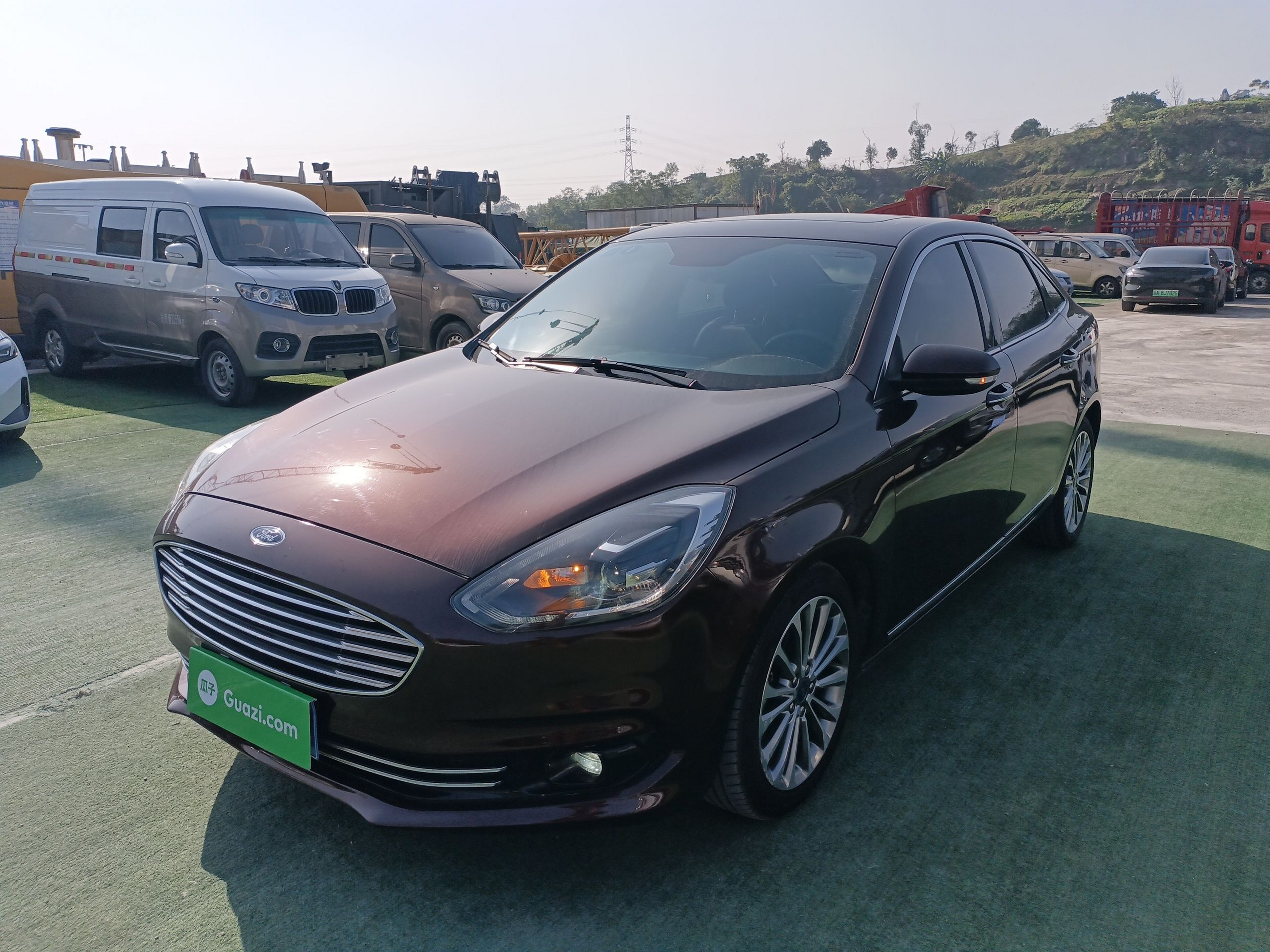 تحت مقدمة السيارة