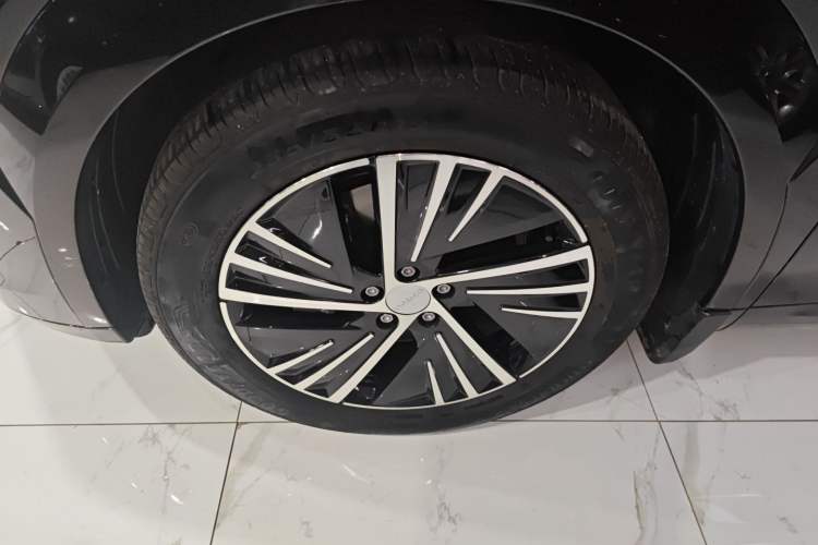 Used Lynk & Co 08 EM-P 2025 120km Long-Range Halo
