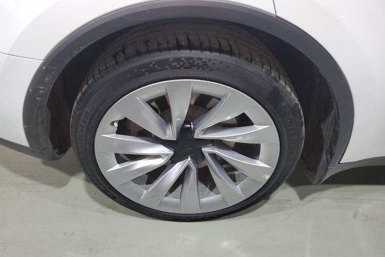 Used Tesla Model Y 2025 Long-Range All-Wheel-Drive Version