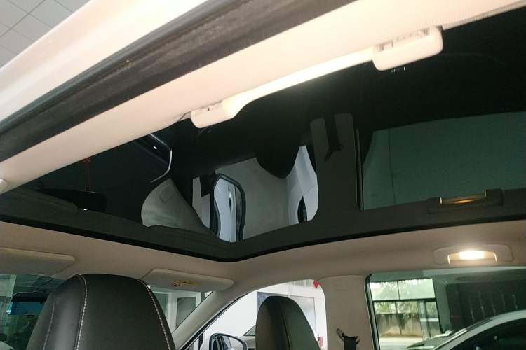 Used Venucia V 2022 260T Black Horse Edition · Idol