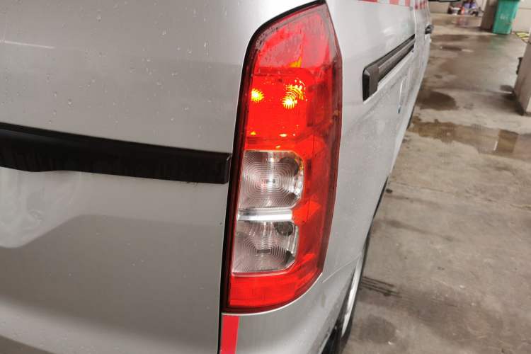 Used Wuling Hongguang V 2022 1.5L Jingqu Edition Enclosed-Window Vehicle with Electric Power Steering LAR
