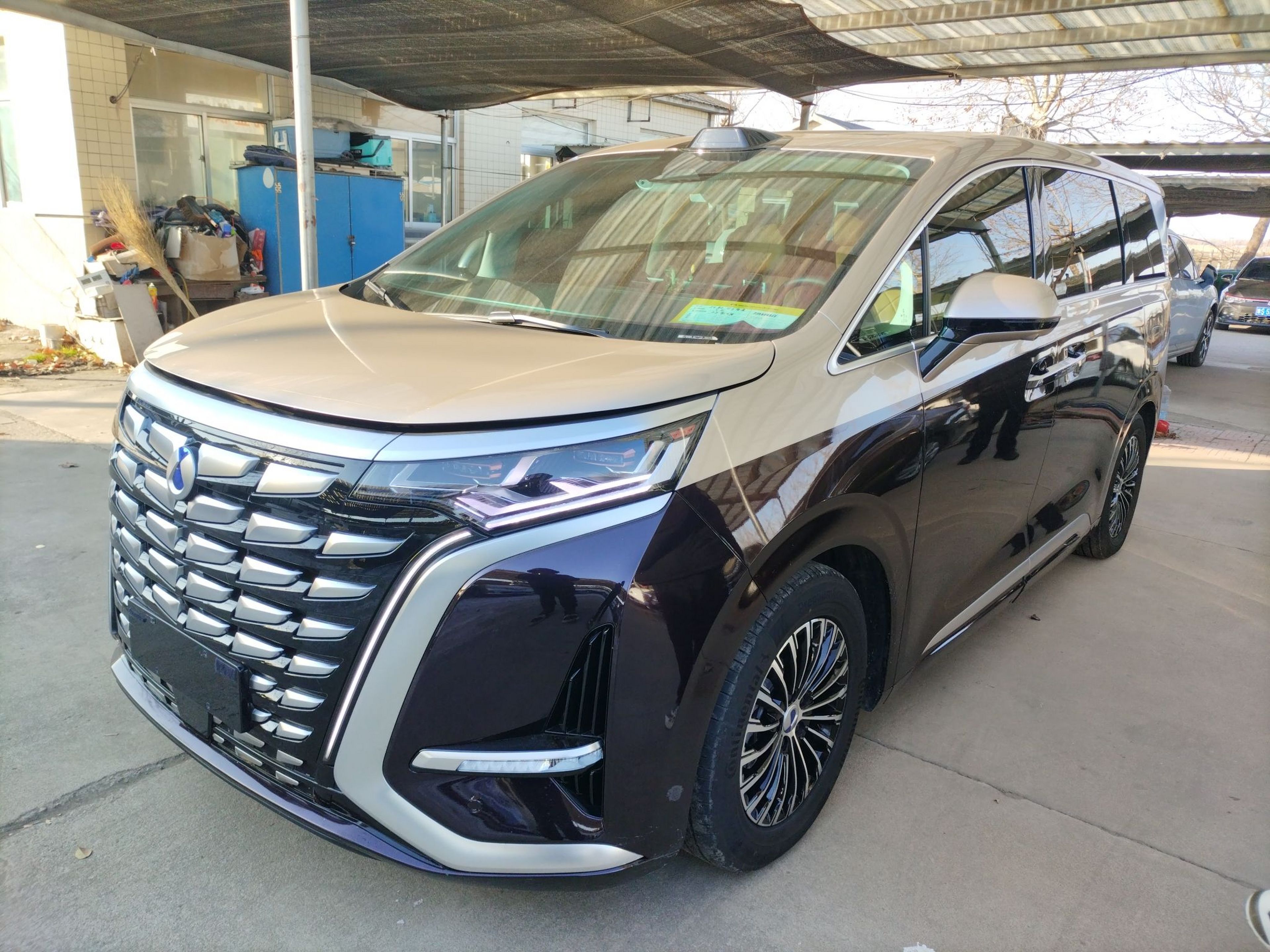 Под передней частью автомобиля