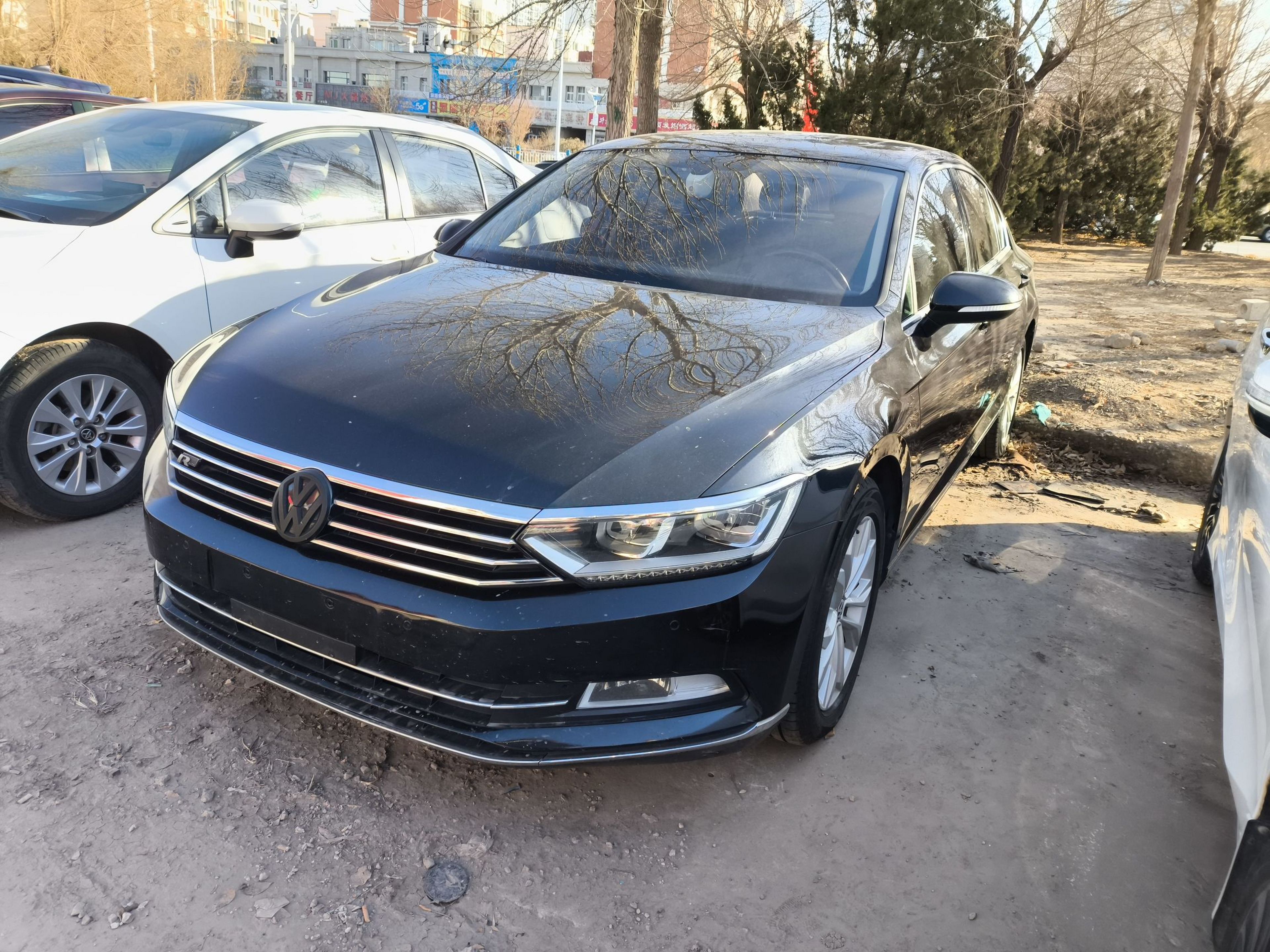 Под передней частью автомобиля