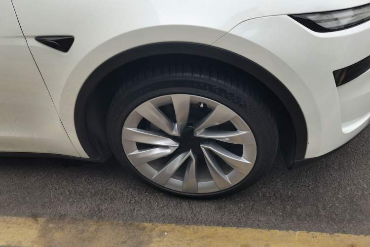 Used Tesla Model Y 2025 Long-Range All-Wheel-Drive Version