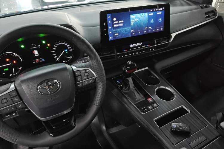 Used Toyota Sienna 2023 2.5L Hybrid Deluxe Edition