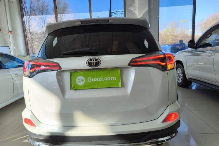 Used Toyota RAV4 2019 2.0L CVT Two-Wheel Drive Fashion X Limited Edition China VI Standard
