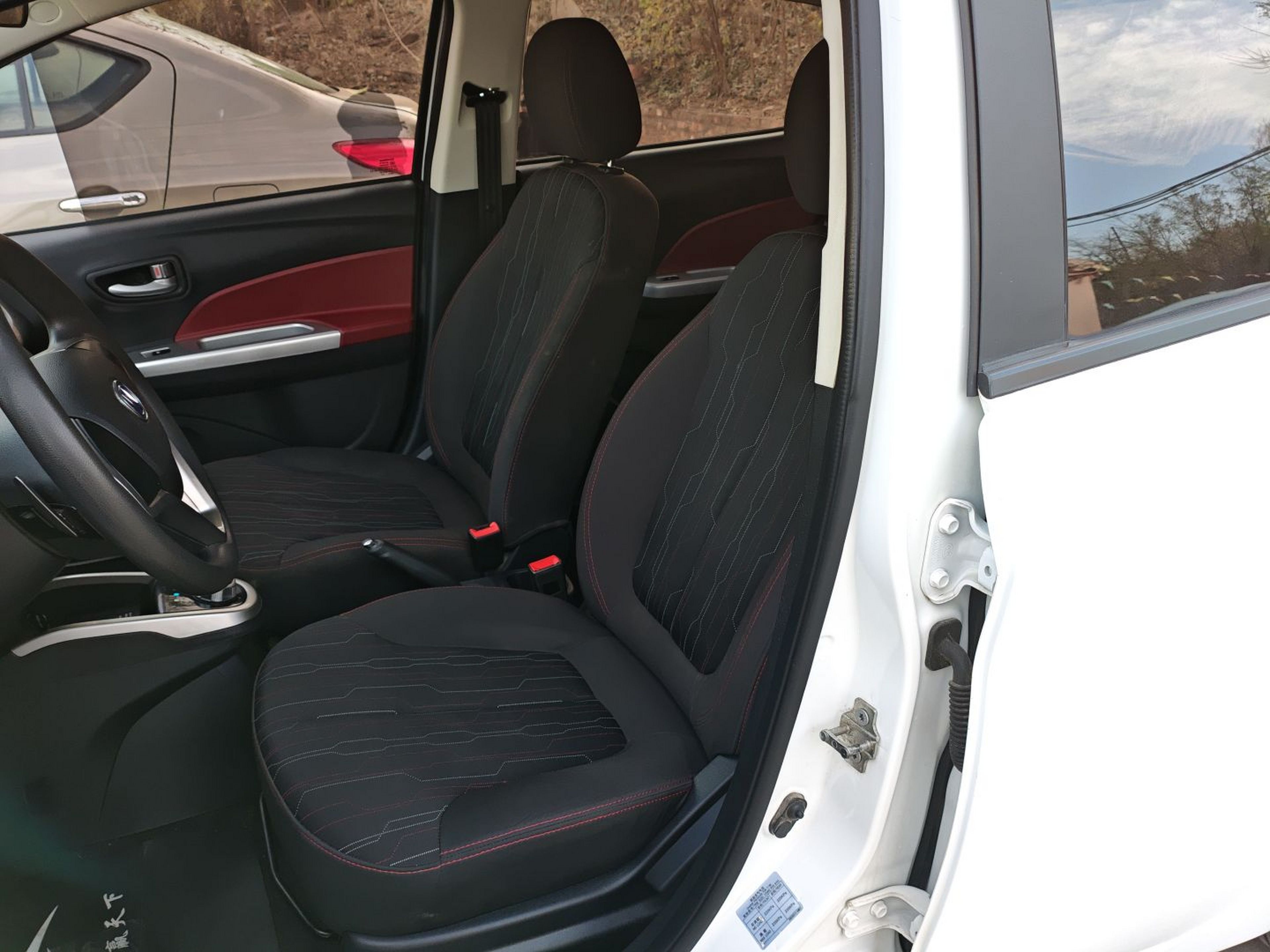 Переднее сиденье в автомобиле