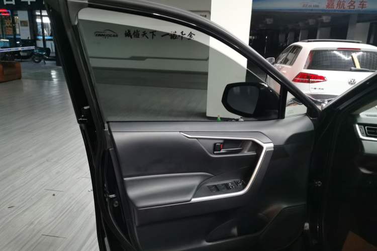 Used Toyota Wildlander 2022 Updated Version 2.0L CVT Two-Wheel Drive Leading Edition
