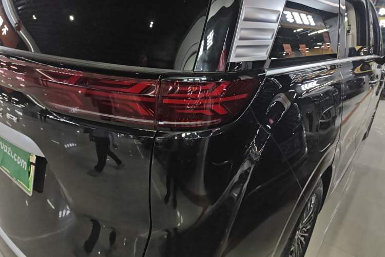 Used Denza D9 2022 DM-i 1040 Prestige Model
