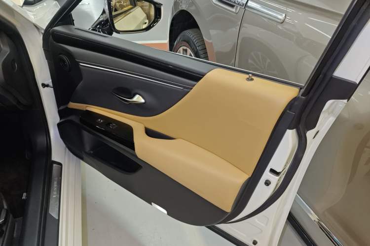 Used Lexus ES 2023 200 Excellence Edition
