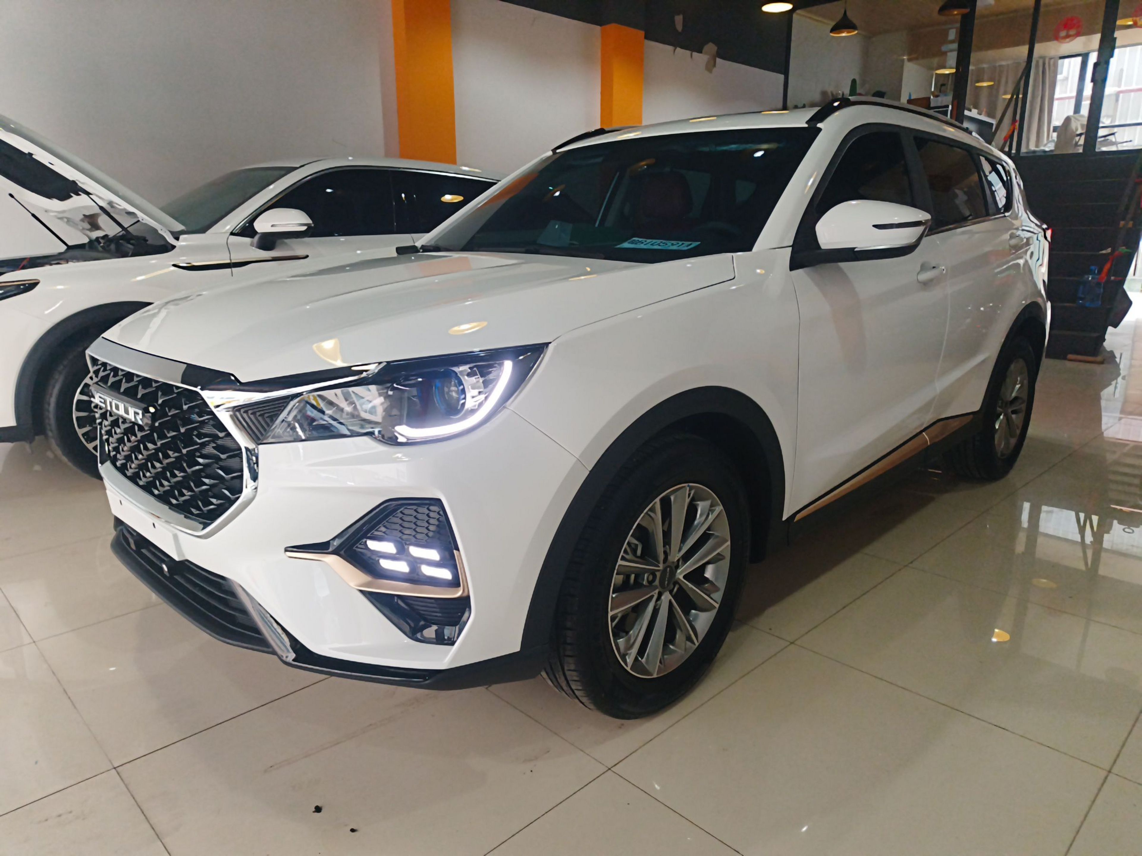 تحت مقدمة السيارة