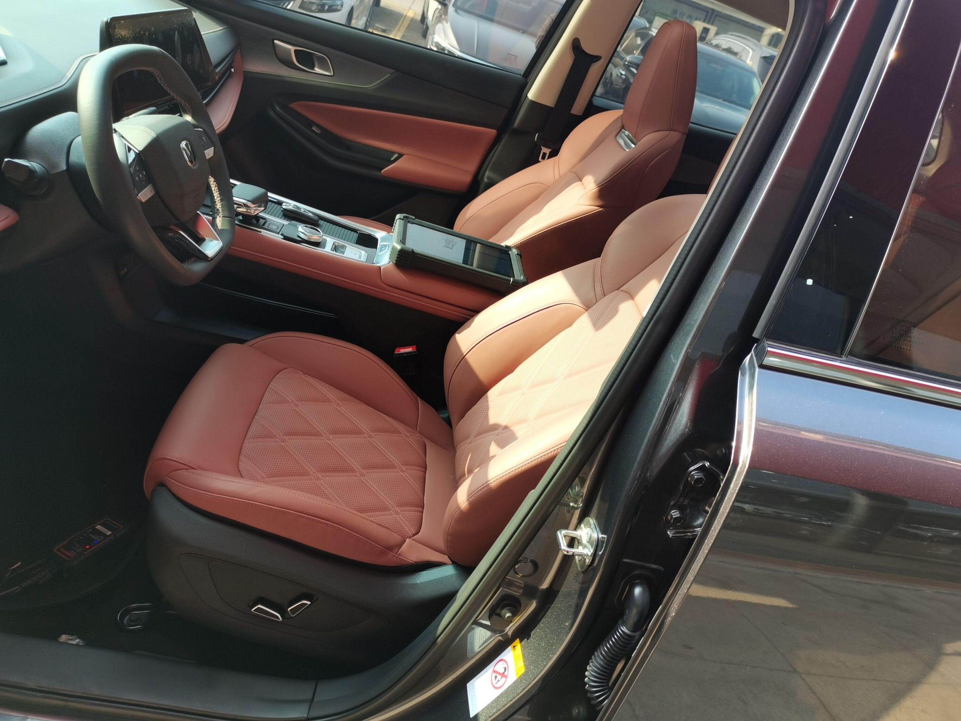 المقاعد الأمامية داخل السيارة