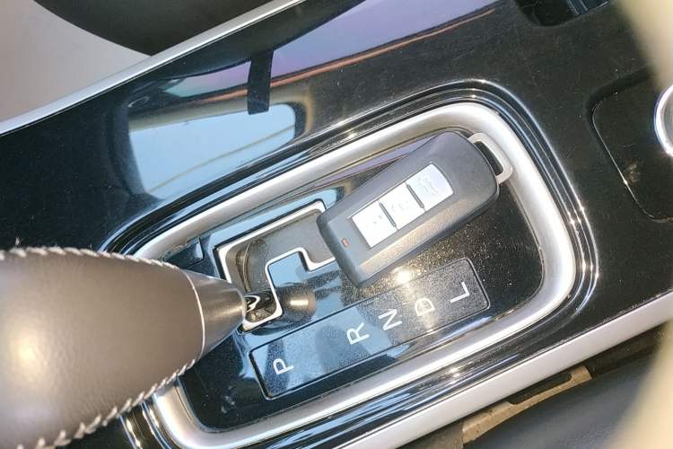 Used Mitsubishi Outlander 2019 2.4L 4x4 Zhi Xiang Edition 5 Seats China VI Standard
