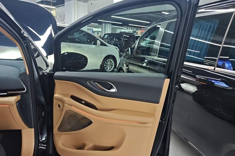 Used VOYAH Dream 2025 PHEV Four-Wheel Drive Prestige Kunpeng Edition
