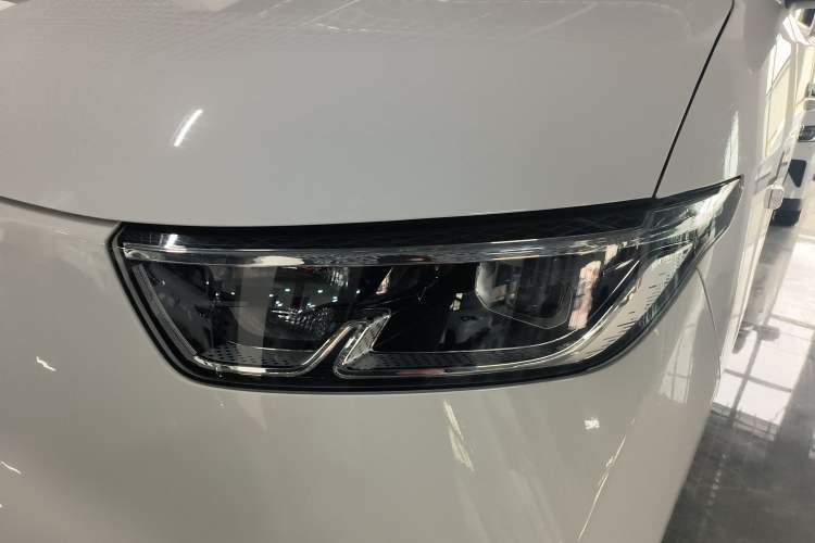 Used Wuling Yangguang 2024 300KM Comfort Version Passenger Van 75kW
