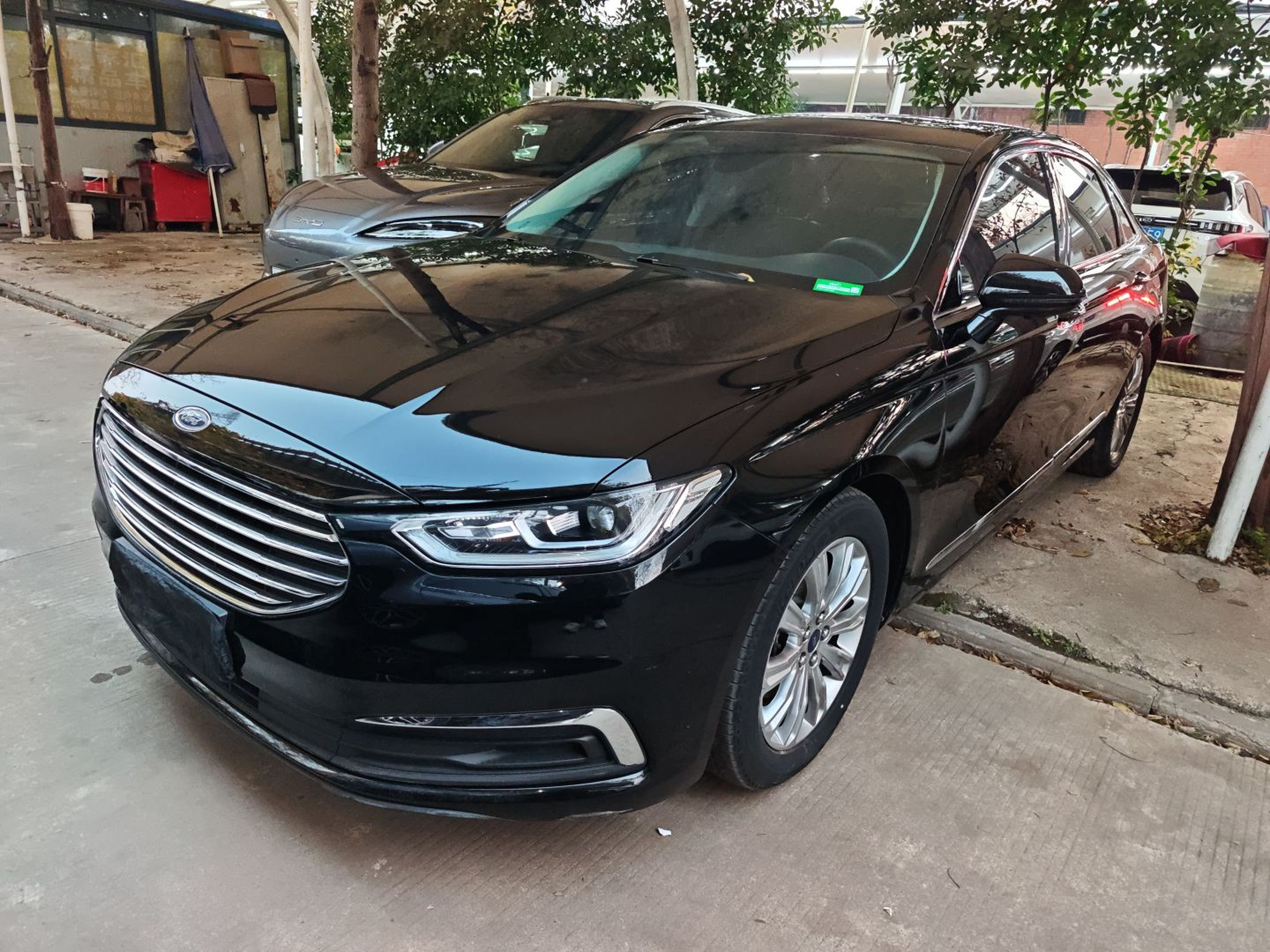 Под передней частью автомобиля